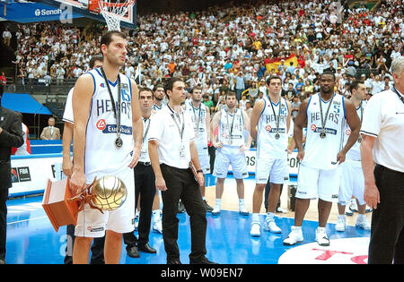 I giocatori di Geece stare ferma con un look glum dopo la cerimonia di premiazione durante la FIBA mondo campionato di pallacanestro, in Saitama, Giappone il 3 settembre 2006. (UPI foto/Keizo Mori) Foto Stock