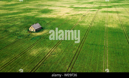 Casa isolata nel mezzo dell'antenna del campo Foto Stock