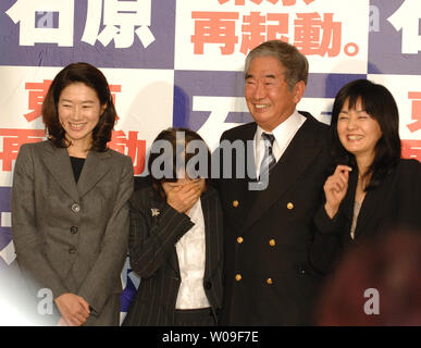 Shitaro Ishihara (2nd-R) incombe governatore di Tokyo, celebra con i membri della sua famiglia dopo aver confermato la sua schiacciante vittoria nella sua terza consecutiva gubernatorial elezioni, presso il suo ufficio di campagna a Tokyo il 8 aprile 2007. (UPI foto/Keizo Mori) Foto Stock