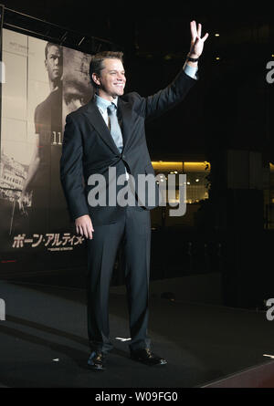 Attore americano, Matt Damon onde ai tifosi giapponesi durante il tappeto rosso cerimonia del Giappone premiere per il suo nuovo film "The Bourne Ultimatum' a Tokyo in Giappone, il 18 ottobre 2007. Nel film egli agisce come un famigerato assassino addestrato Jason Bourne. (UPI foto/Keizo Mori) Foto Stock