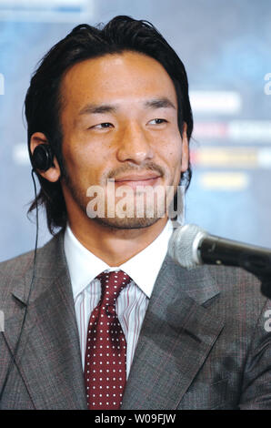 Hidetoshi NAKATA risposte del reporter domande durante una conferenza stampa a Tokyo in Giappone, il 14 dicembre 2007. Nakata, un ex giocatore sul Giappone della squadra nazionale, agirà come un ambasciatore di benevolenza di FIFA in futuro. (UPI foto/Keizo Mori) Foto Stock