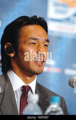 Hidetoshi NAKATA risposte del reporter domande durante una conferenza stampa a Tokyo in Giappone, il 14 dicembre 2007. Nakata, un ex giocatore sul Giappone della squadra nazionale, agirà come un ambasciatore di benevolenza di FIFA in futuro. (UPI foto/Keizo Mori) Foto Stock