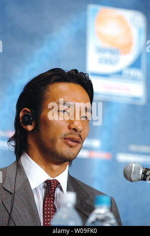 Hidetoshi NAKATA risposte del reporter domande durante una conferenza stampa a Tokyo in Giappone, il 14 dicembre 2007. Nakata, un ex giocatore sul Giappone della squadra nazionale, agirà come un ambasciatore di benevolenza di FIFA in futuro. (UPI foto/Keizo Mori) Foto Stock