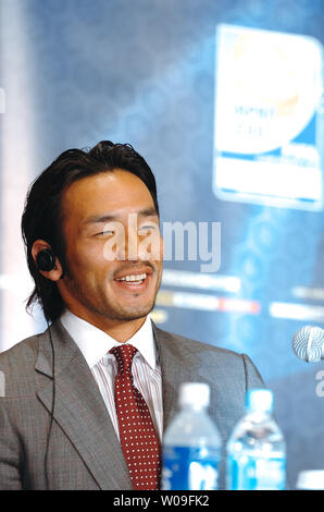 Hidetoshi NAKATA risposte del reporter domande durante una conferenza stampa a Tokyo in Giappone, il 14 dicembre 2007. Nakata, un ex giocatore sul Giappone della squadra nazionale, agirà come un ambasciatore di benevolenza di FIFA in futuro. (UPI foto/Keizo Mori) Foto Stock