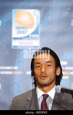 Hidetoshi NAKATA risposte del reporter domande durante una conferenza stampa a Tokyo in Giappone, il 14 dicembre 2007. Nakata, un ex giocatore sul Giappone della squadra nazionale, agirà come un ambasciatore di benevolenza di FIFA in futuro. (UPI foto/Keizo Mori) Foto Stock