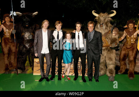 (L-R) Direttore Andrew Adamson attori William Moseley, Georgie Henley, Ben Barnes, e Produttore Mark Johnson pongono durante il giapponese premiere del film "Le Cronache di Narnia: Il principe Caspian" a Tokyo in Giappone il 20 maggio 2008. (UPI foto/Keizo Mori) Foto Stock