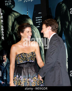 Attore Edward Norton (R) e attrice Liv Tyler assiste la premiere del film 'L'Incredibile Hulk' a Tokyo in Giappone, il 29 luglio 2008. (UPI foto/Keizo Mori) Foto Stock
