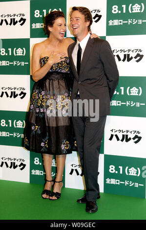 Attore Edward Norton (R) e attrice Liv Tyler assiste la premiere del film 'L'Incredibile Hulk' a Tokyo in Giappone, il 29 luglio 2008. (UPI foto/Keizo Mori) Foto Stock