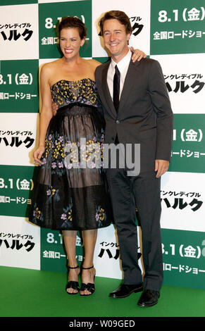 Attore Edward Norton (R) e attrice Liv Tyler assiste la premiere del film 'L'Incredibile Hulk' a Tokyo in Giappone, il 29 luglio 2008. (UPI foto/Keizo Mori) Foto Stock