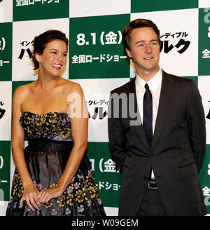 Attore Edward Norton (R) e attrice Liv Tyler assiste la premiere del film 'L'Incredibile Hulk' a Tokyo in Giappone, il 29 luglio 2008. (UPI foto/Keizo Mori) Foto Stock