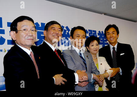 (L-R) del Giappone ex Capo di Gabinetto Kaoru Yosano, ex ministro della Difesa Shigeru Ishiba, ex Ministro degli esteri Taro Aso, ex ministro della Difesa Yuriko Koike e ex land, infrastrutture e trasporti Ministro Nobuteru Ishihara partecipare ad una conferenza stampa congiunta sul Partito liberale democratico (LDP)'s campagna per la presidenza a Tokyo, Giappone, il 10 settembre 2008. (UPI foto/Keizo Mori) Foto Stock