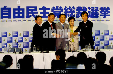 (L-R) del Giappone ex Capo di Gabinetto Kaoru Yosano, ex ministro della Difesa Shigeru Ishiba, ex Ministro degli esteri Taro Aso, ex ministro della Difesa Yuriko Koike e ex land, infrastrutture e trasporti Ministro Nobuteru Ishihara partecipare ad una conferenza stampa congiunta sul Partito liberale democratico (LDP)'s campagna per la presidenza a Tokyo, Giappone, il 10 settembre 2008. (UPI foto/Keizo Mori) Foto Stock