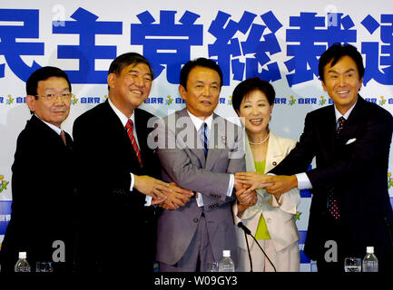 (L-R) del Giappone ex Capo di Gabinetto Kaoru Yosano, ex ministro della Difesa Shigeru Ishiba, ex Ministro degli esteri Taro Aso, ex ministro della Difesa Yuriko Koike e ex land, infrastrutture e trasporti Ministro Nobuteru Ishihara partecipare ad una conferenza stampa congiunta sul Partito liberale democratico (LDP)'s campagna per la presidenza a Tokyo, Giappone, il 10 settembre 2008. (UPI foto/Keizo Mori) Foto Stock