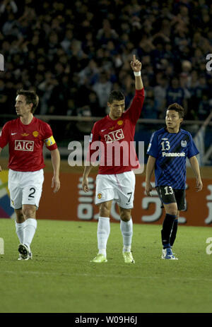 Cristiano Ronaldo (C) di Inghilterra del Manchester United festeggia dopo il suo gol nella prima metà del Club FIFA Coppa del mondo 2008 semi finale contro la gamba Giapponese Osaka all'INTERNATIONAL STADIUM YOKOHAMA, Giappone, il 18 dicembre 2008. Il Manchester United batte Gamba Osaka 5-3. (UPI foto/keizo Mori) Foto Stock