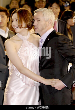 Regista Baz Luhrmann (R) e Japanses attrice Ryoko Yonekura (L) frequentano il Giappone premiere del film " Australia " in Tokyo, Giappone, il 26 febbraio 2009. (UPI foto/keizo Mori) Foto Stock