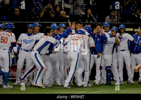 Diritto coreano fielder Jong giovani Lee (C) festeggia con i compagni di squadra dopo la sua home-run nel primo inning contro Taipei cinese durante il primo round del World Baseball Classic a Tokyo il 6 marzo 2009. (UPI foto/Keizo Mori) Foto Stock