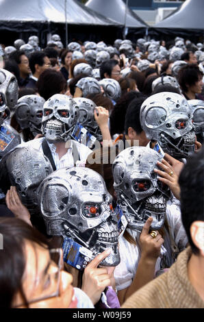 Usura ventole 'T-800' maschere durante un Giappone premiere del film "Terminator Salvation" a Tokyo in Giappone, il 4 giugno 2009. Il film di fantascienza, impostare nel 2018, si concentra su una guerra tra l'umanità e intelligenza artificiale. (UPI foto/Keizo Mori) Foto Stock