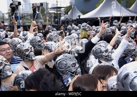 Usura ventole 'T-800' maschere durante un Giappone premiere del film "Terminator Salvation" a Tokyo in Giappone, il 4 giugno 2009. Il film di fantascienza, impostare nel 2018, si concentra su una guerra tra l'umanità e intelligenza artificiale. (UPI foto/Keizo Mori) Foto Stock