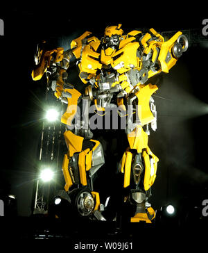 Il 'BumbleBee' viene visualizzata sul palco durante la premiere mondiale del film 'Transformers: La vendetta del caduto' a Tokyo in Giappone, il 8 giugno 2009. (UPI foto/Keizo Mori) Foto Stock