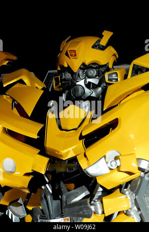 Il 'BumbleBee' viene visualizzata sul palco durante la premiere mondiale del film 'Transformers: La vendetta del caduto' a Tokyo in Giappone, il 8 giugno 2009. (UPI foto/Keizo Mori) Foto Stock