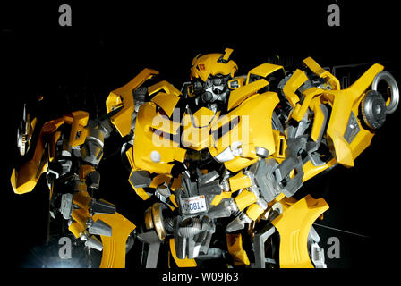 Il 'BumbleBee' viene visualizzata sul palco durante la premiere mondiale del film 'Transformers: La vendetta del caduto' a Tokyo in Giappone, il 8 giugno 2009. (UPI foto/Keizo Mori) Foto Stock