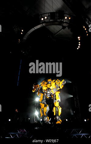 Il 'BumbleBee' viene visualizzata sul palco durante la premiere mondiale del film 'Transformers: La vendetta del caduto' a Tokyo in Giappone, il 8 giugno 2009. (UPI foto/Keizo Mori) Foto Stock