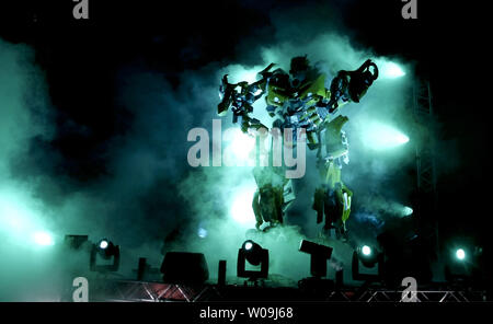 Il 'BumbleBee' viene visualizzata sul palco durante la premiere mondiale del film 'Transformers: La vendetta del caduto' a Tokyo in Giappone, il 8 giugno 2009. (UPI foto/Keizo Mori) Foto Stock