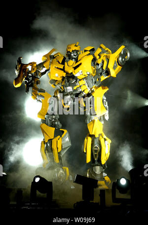 Il 'BumbleBee' viene visualizzata sul palco durante la premiere mondiale del film 'Transformers: La vendetta del caduto' a Tokyo in Giappone, il 8 giugno 2009. (UPI foto/Keizo Mori) Foto Stock