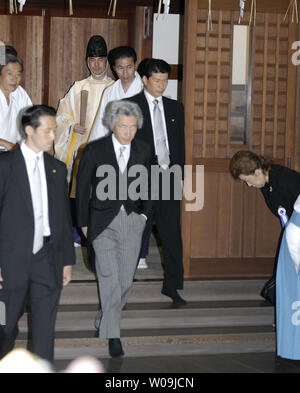 Giappone dell ex primo ministro Koizumi lascia dopo aver visitato il Santuario Yasukuni a Tokyo il 15 agosto 2009. UPI/Keizo Mori Foto Stock