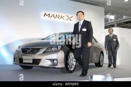 Akio Toyota, presidente di Toyota Motor Corporation, annuncia il marchio riprogettato X berlina di lusso nel corso di una conferenza stampa a Tokyo in Giappone, il 19 ottobre 2009. La trazione posteriore veicolo avrà un nuovo 314 cavalli 3.5 litri V6 motore lungo con un 200 cv 2,5 litro motore. Esso è orientato per il mercato giapponese e alcune parti dell'Asia. UPI/Keizo Mori Foto Stock