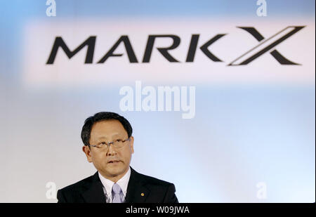 Akio Toyota, presidente di Toyota Motor Corporation, annuncia il marchio riprogettato X berlina di lusso nel corso di una conferenza stampa a Tokyo in Giappone, il 19 ottobre 2009. La trazione posteriore veicolo avrà un nuovo 314 cavalli 3.5 litri V6 motore lungo con un 200 cv 2,5 litro motore. Esso è orientato per il mercato giapponese e alcune parti dell'Asia. UPI/Keizo Mori Foto Stock