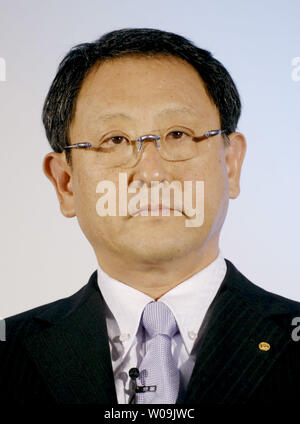 Akio Toyota, presidente di Toyota Motor Corporation, annuncia il marchio riprogettato X berlina di lusso nel corso di una conferenza stampa a Tokyo in Giappone, il 19 ottobre 2009. La trazione posteriore veicolo avrà un nuovo 314 cavalli 3.5 litri V6 motore lungo con un 200 cv 2,5 litro motore. Esso è orientato per il mercato giapponese e alcune parti dell'Asia. UPI/Keizo Mori Foto Stock