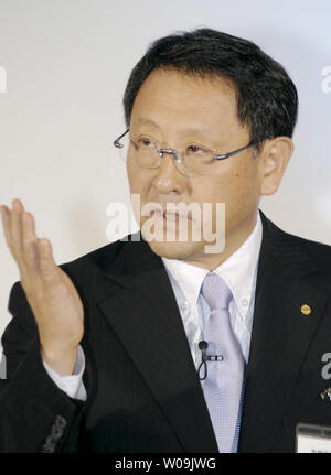 Akio Toyota, presidente di Toyota Motor Corporation, annuncia il marchio riprogettato X berlina di lusso nel corso di una conferenza stampa a Tokyo in Giappone, il 19 ottobre 2009. La trazione posteriore veicolo avrà un nuovo 314 cavalli 3.5 litri V6 motore lungo con un 200 cv 2,5 litro motore. Esso è orientato per il mercato giapponese e alcune parti dell'Asia. UPI/Keizo Mori Foto Stock