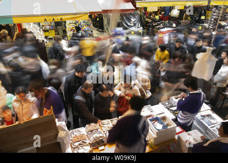 Agli acquirenti di fare loro last-minute Nuovo Anno di shopping in 'Ameyoko', di Ameya Yokocho Shopping Street, a Tokyo in Giappone, il 27 dicembre 2009. UPI/Keizo Mori Foto Stock
