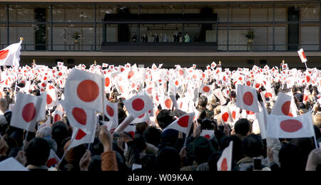 Il Giappone Imperatore Akihito(L3) onde per ben wishers con Imperatrice Michiko(R3), il principe ereditario Naruhito(L2), Crown Princess Masako(L), il Principe Akishino (R2) e di sua moglie la principessa Kiko(R), durante un anno nuovo saluto all'East Plaza, palazzo imperiale a Tokyo in Giappone, il 2 gennaio 2010. UPI/Keizo Mori Foto Stock