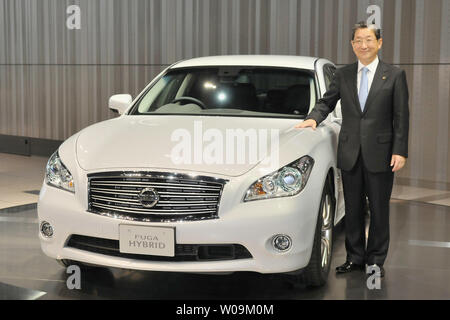 Toshiyuki Shiga, COO di Nissan Motor Co., Ltd. pone per fotocamera con nuova Fuga Hybrid durante una conferenza stampa presso la sede di Nissan Motor Co., Ltd. a Yokohama, in Giappone il 26 ottobre 2010. UPI/Keizo Mori Foto Stock