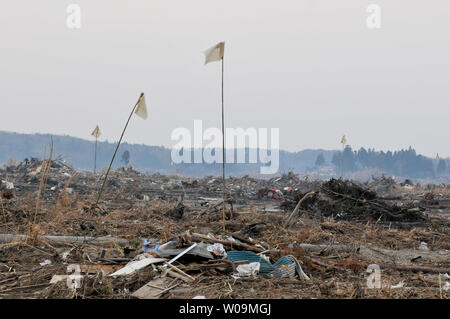 Polizia giapponese chimici indossare tute di protezione ricerca di vittime all'interno della 20 km di raggio attorno a Fukushima Dai-ichi centrale nucleare a Minamisoma, Fukushima prefettura, Giappone, il 15 aprile 2011. Un terremoto e dal conseguente tsunami del marzo 11 case distrutte, ha provocato migliaia di vittime e causato una catastrofe nucleare. UPI/Keizo Mori Foto Stock