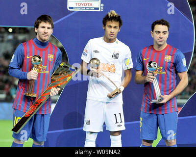 (L-R)Lionel Messi, Neymar e Xavi pongono per la telecamera durante la cerimonia di premiazione presso il Club FIFA World Cup 2011 a Yokohama, nella prefettura di Kanagawa, Giappone, il 18 dicembre 2011. FC Barcellona batte Brasile Santos FC 4-0. UPI/Keizo Mori Foto Stock