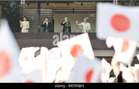 Il Giappone Imperatore Akihito(R2) onde per ben wishers con Imperatrice Michiko(R), il principe ereditario Naruhito(L2), Crown Princess Masako(L) durante un anno nuovo saluto all'East Plaza, palazzo imperiale a Tokyo in Giappone, il 2 gennaio 2012. UPI/Keizo Mori Foto Stock