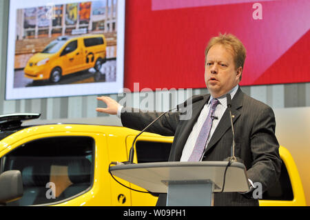 Andy Palmer, Vicepresidente esecutivo di Nissan Motor Co., Ltd., parla durante la conferenza stampa di New York's taxi "NV200' di Nissan global sede a Yokohama, nella prefettura di Kanagawa, Giappone, il 29 maggio 2012. La NV200 è stato scelto dalla New York City Taxi e Limousine Commissione come la città "Taxi per domani' UPI/Keizo Mori Foto Stock