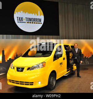 Andy Palmer, Vicepresidente esecutivo di Nissan Motor Co., Ltd., sorge accanto al "NV200' durante la conferenza stampa di New York's taxi "NV200' di Nissan global sede a Yokohama, nella prefettura di Kanagawa, Giappone, il 29 maggio 2012. La NV200 è stato scelto dalla New York City Taxi e Limousine Commissione come la città "Taxi per domani' UPI/Keizo Mori Foto Stock