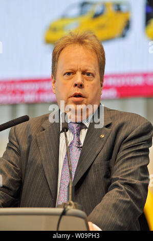 Andy Palmer, Vicepresidente esecutivo di Nissan Motor Co., Ltd., parla durante la conferenza stampa di New York's taxi "NV200' di Nissan global sede a Yokohama, nella prefettura di Kanagawa, Giappone, il 29 maggio 2012. La NV200 è stato scelto dalla New York City Taxi e Limousine Commissione come la città "Taxi per domani' UPI/Keizo Mori Foto Stock