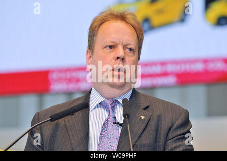 Andy Palmer, Vicepresidente esecutivo di Nissan Motor Co., Ltd., parla durante la conferenza stampa di New York's taxi "NV200' di Nissan global sede a Yokohama, nella prefettura di Kanagawa, Giappone, il 29 maggio 2012. La NV200 è stato scelto dalla New York City Taxi e Limousine Commissione come la città "Taxi per domani' UPI/Keizo Mori Foto Stock