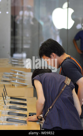 Ai clienti di provare il nuovo Apple iPhone 5 presso il negozio Apple Store nel quartiere dello shopping di Ginza, Tokyo, Giappone, il 21 settembre 2012. UPI/Keizo Mori Foto Stock