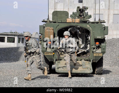 I soldati degli Stati Uniti uscire da stryker durante 'Orient scudo 2012' U.S. Army-Japan di terra della Self Defence Force comune campo tattico-esercizio a Aibano Area formazione, nella prefettura di Shiga, Giappone, 26 ottobre 2012. Stati Uniti Stryker veicolo prende parte all'esercizio congiunto in Giappone per la prima volta. UPI/Keizo Mori Foto Stock