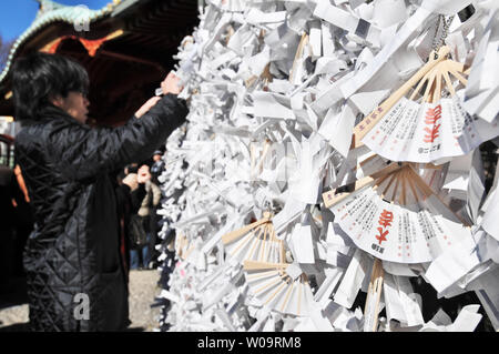 Molti 'Omikuji' sono legati a Kanda Myojin santuario a Tokyo in Giappone, il 4 gennaio 2013. Molti giapponesi ritengono che mediante legatura della 'Omikuji' intorno a un ramo di albero, buona fortuna sarà vero o cattiva fortuna può essere evitato. UPI/Keizo Mori Foto Stock