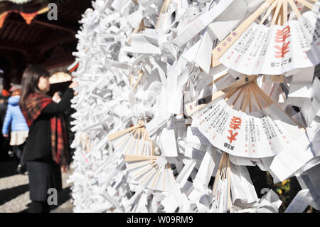 Molti 'Omikuji' sono legati a Kanda Myojin santuario a Tokyo in Giappone, il 4 gennaio 2013. Molti giapponesi ritengono che mediante legatura della 'Omikuji' intorno a un ramo di albero, buona fortuna sarà vero o cattiva fortuna può essere evitato. UPI/Keizo Mori Foto Stock