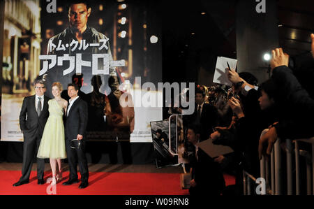 (L-R)Direttore Christopher McQuarrie, attrice Rosamund Pike e l'attore Tom Cruise frequentare il Giappone premiere per il film 'Jack' Pinza a Tokyo in Giappone, il 9 gennaio 2013. UPI/Keizo Mori Foto Stock