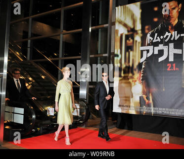 (L-R)Direttore Christopher McQuarrie, attrice Rosamund Pike e l'attore Tom Cruise frequentare il Giappone premiere per il film 'Jack' Pinza a Tokyo in Giappone, il 9 gennaio 2013. UPI/Keizo Mori Foto Stock