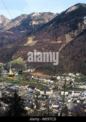 Francia.La città alpina di Cauterets nei Pirenei.Nota Il cavo auto (Telepherique) salendo verso il Cirque du Lys a 2257m. Foto Stock